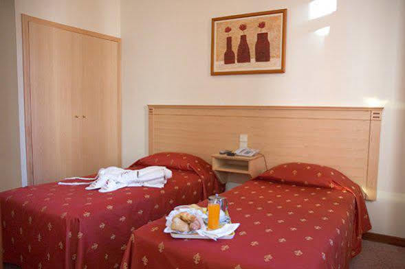 Gasthof Residencial Do Areeiro 2*